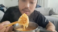 ASMR YUKGAE HOT NOODLES AND FRIED EGGS - EATING SOUNDS & FRIED EGGS