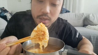 ASMR YUKGAE HOT NOODLES AND FRIED EGGS - EATING SOUNDS & FRIED EGGS