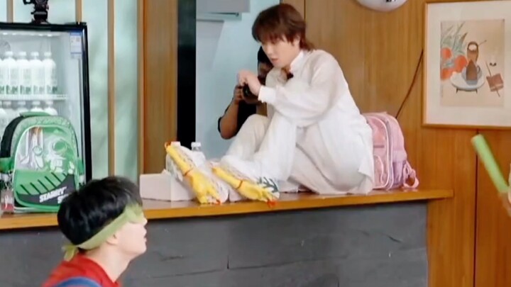 Xu Minghao, kamu itu sebenarnya kodok, ular, atau monyet sih? Bolak-balik lompat sana-sini, terus ma