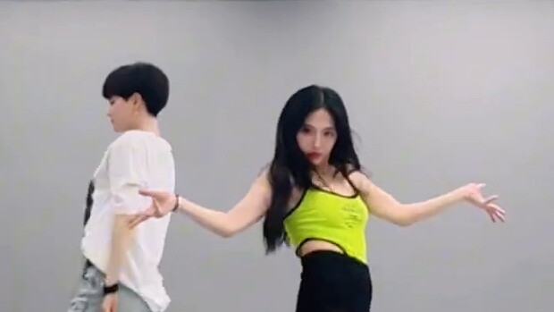 Summer is incomplete without HyunA! The Wild Horse returns [Q&A] Double Cover Dance