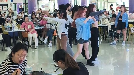 Quán ăn trường đại học nhảy lại New Jeans Hype Boy   Màn hình lớn của trường đã không đủ thỏa mãn ch