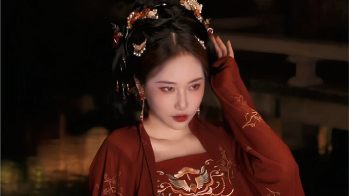 Zaman keemasan membutuhkan kecantikan untuk memperindahnya, zaman kacau membutuhkan kecantikan untuk