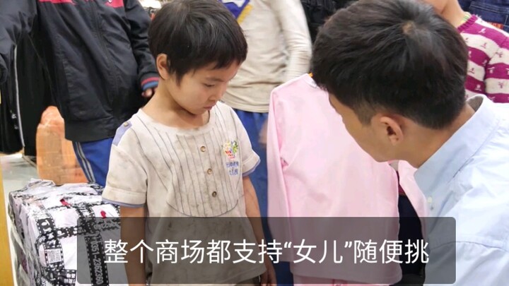 Dirty hands and faces, stained clothes, and timid faces... As soon as I took them into the mall, the