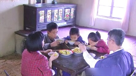 ภรรยาพาลูกสามตัวกลับมา แต่สามีกลับสำนึกได้ทันทีและหันไปขายพวกมันทันที