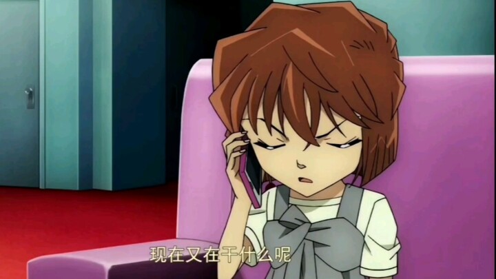 Conan và Xiao Ai nói chuyện qua điện thoại: Một cảnh diễn ra trong đó Xiao Ai luôn lo lắng về sự việ
