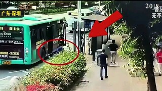 طالب ابتدائي يُدهس تحت حافلة ويُقتل على الفور