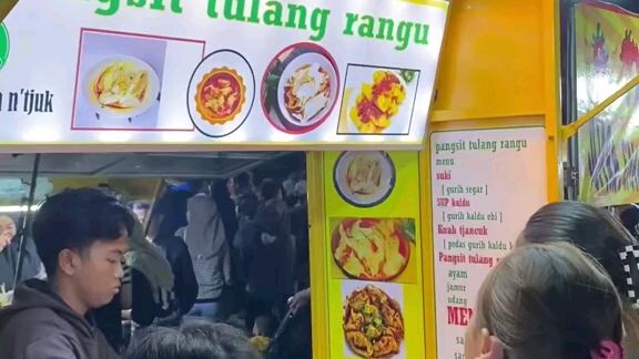 ANEKA MACAM KULINER UNIK DAN MENARIK BERKUMPUL MEMANJAKAN MATA PENGUNJUNG