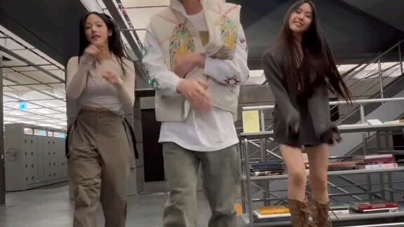 Jhope #onthesreet with NewJeans💜💜💜