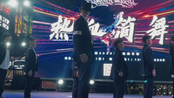 up and Jianwu students performed MJ's classic dance "Dangerous" on stage and it was amazing!