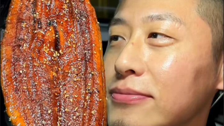 Udang lumpia raksasa dengan ikan belut bakar dan sosis besar, minuman segar yang nikmat!