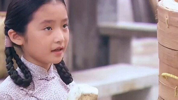 Cô bé không đủ tiền mua bánh bao, nhưng nhờ một hành động tử tế mà vươn lên đỉnh cao cuộc đời.