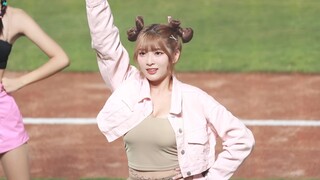 Cute and sexy Taiwanese girl cheerleader dancing—watch it every noon to boost your afternoon energy!