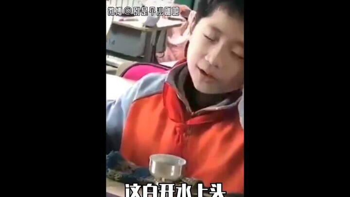 They say every class has its own standard "silly guy"! The kid sitting in the corner is no ordinary 