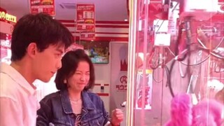 [Ngô Lôi] Hậu trường phim truyền hình "Chỉ Là Yêu" (4) Cùng nhau bắt búp bê nhân Ngày Trẻ Em