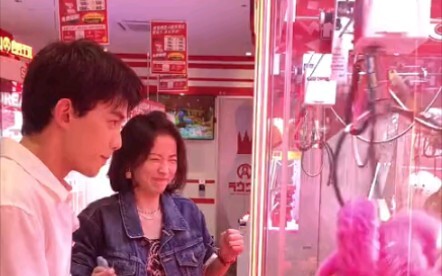 [อู๋เล่ย] เบื้องหลังกองถ่ายละครโทรทัศน์เรื่อง "It's Just Love" (4) จับตุ๊กตากันในวันเด็ก