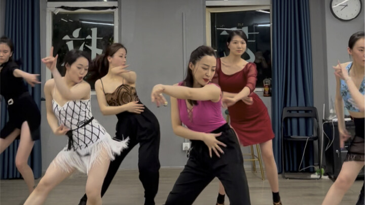 Keringat musim panas cha cha cha ~ hari ini memimpin grup gadis untuk bertarung