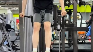 在健身房一男子多次光脚夹哑铃，另一男主看到后立马上前制止