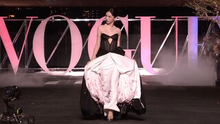 VOGUE走秀，周也一键变装 好美