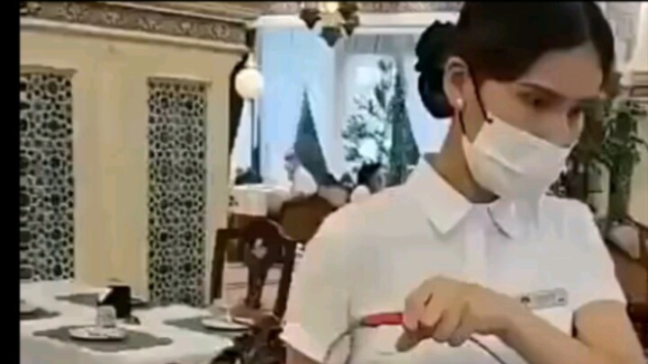 النادل: لم أكن أتوقع أنني بعد مغادرة الريف سأظل أقوم بنفس العمل.