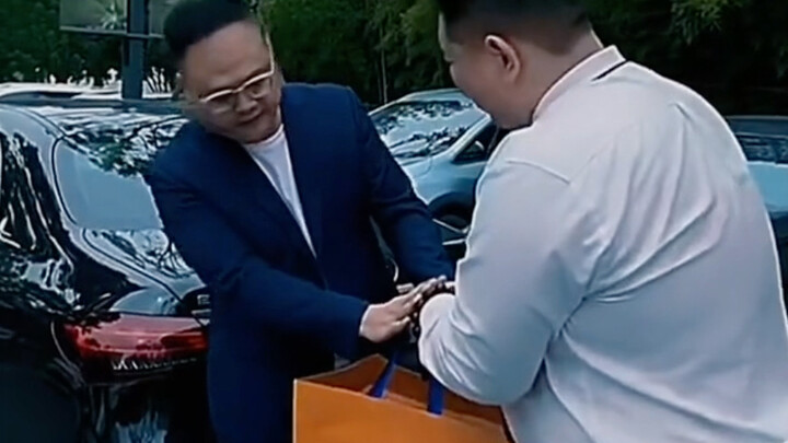 مرسيدس-بنز S: الهدايا مجرد كذبة منك، أما سحر مرسيدس فهو حقيقي!