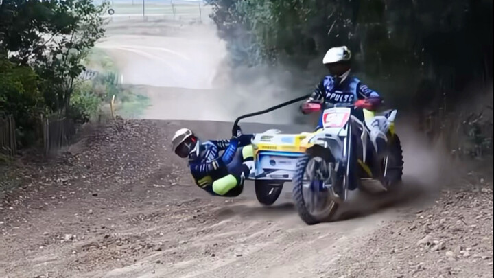 القيادة على الدراجة النارية الثلاثية العجلات في التضاريس الوعرة ممتعة حقًا، لكنها تستنزف قليلاً من ز