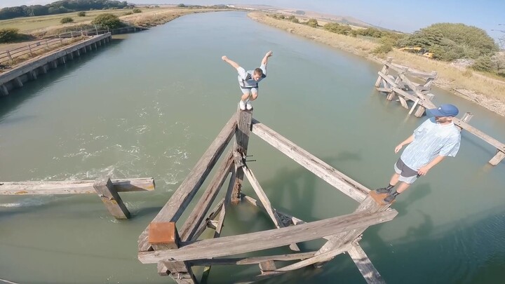 Jika kamu bisa mendapatkan kegembiraan dalam membuang-buang waktu, itu bukanlah pemborosan waktu.