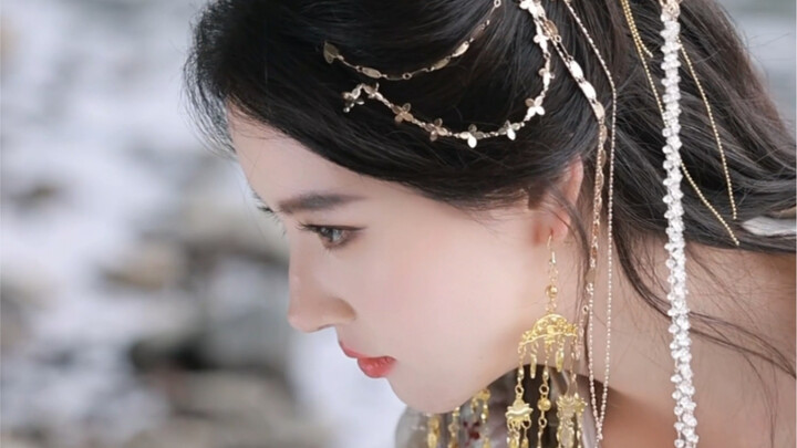 “Thần nữ thương muôn dân, cũng thương một người” Góc nghiêng giống Lưu Diệc Phi lắm