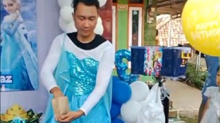 om dede main sulap pakai kostum badut elsa