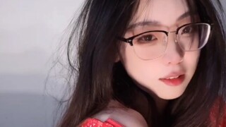 You guys have really unique tastes, don't you? You love this kind of cosplay, huh? This big floral j