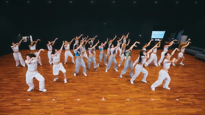 After watching, Jingyu reached a peak—NewJeans' "Super Shy" Dance Practice.
