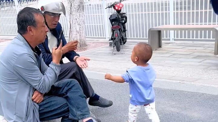 The little kid mistook a passerby for their grandpa and wanted to be held, and the elderly man lovin