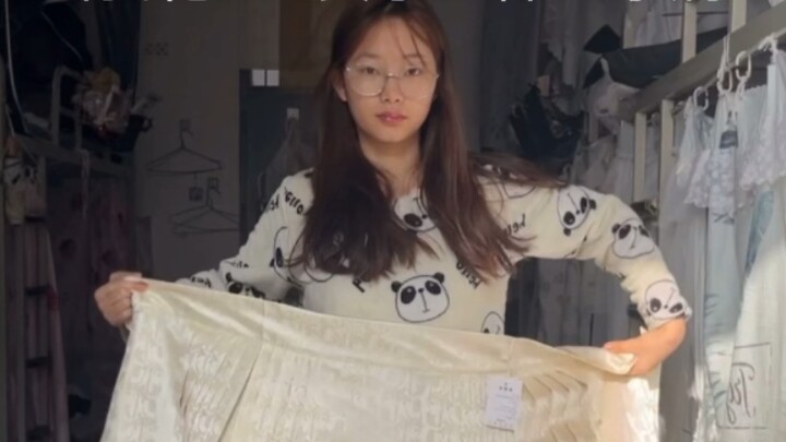 แปลงโฉมกระโปรงหน้าม้า | เสื้อตัวไหนใส่กับกระโปรงหน้าม้าสีขาวดีกว่ากัน?