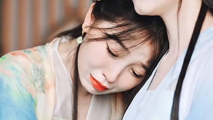 Dengan erat memeluk paha kakaknya, Miaomiao langsung membuat Mousheng tak berdaya; meski gemas sampa