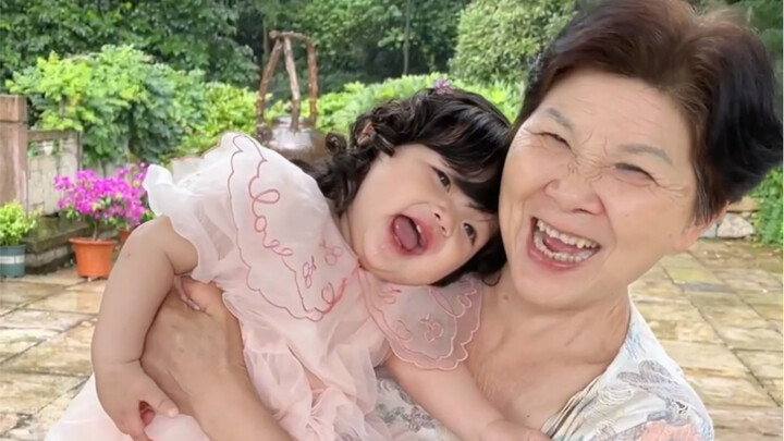 There’s a kind of love—intergenerational warmth from a stranger grandmother—that’s so heartwarming!