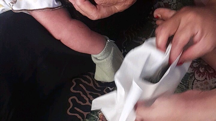 The tradition of shaving the baby in Tegal Regency, Indonesia, when the baby is 40 days old 在印尼的德加爾村