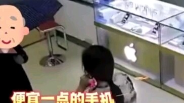 The old man asked the sales girl about the price of the mobile phone, and suddenly he got emotional 