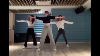 Siaran langsung ITZY yang menampilkan berbagai cover lagu dan dance di ruang latihan