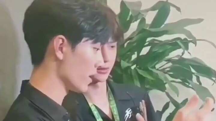 [Bo Jun Yi Xiao • Sina News] I found this by chance~ Watching them talking, I don’t know why I feel 