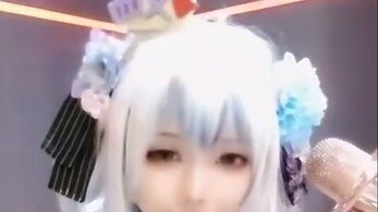 Dong Xuelian insulted a cosplayer at a comic exhibition, and the cosplayer responded gently. The dif