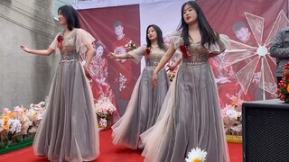 Mari kita lihat para pengiring pengantin. Gadis di sebelah kanan adalah seorang pemula, melakukan pe