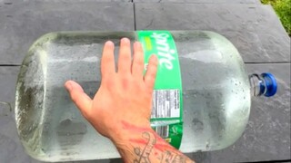 مسابقة تفجير الزجاجات بالتدحرج على الدرج