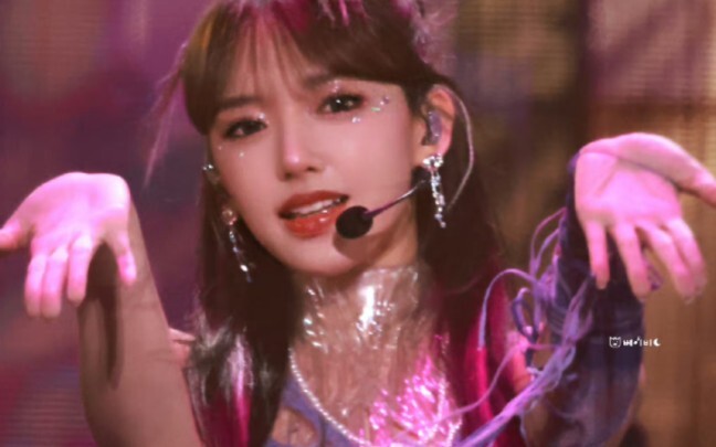 [Cheng Xiao] Personally, I think she’s the female idol in Chinese entertainment who can dance the mo