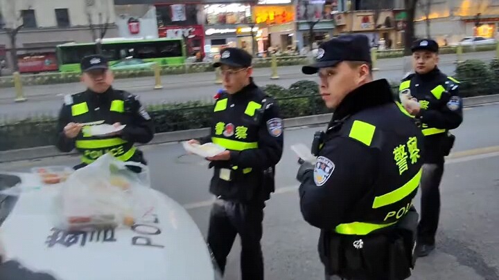 From the perspective of foreign tourists visiting China, this video captures the lunchtime of public