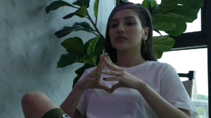 🙋‍♀️💬➡️👩16EnD