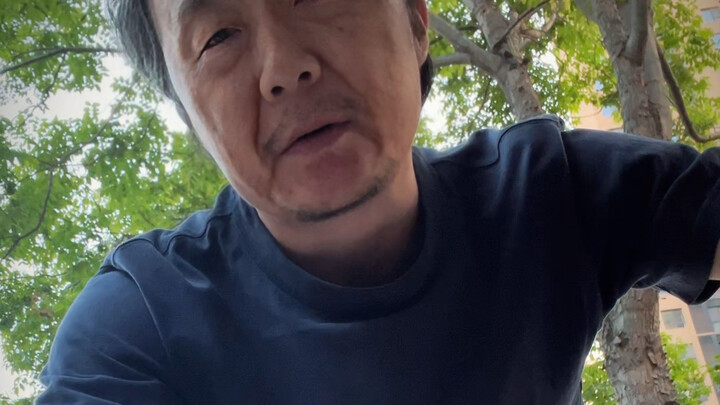 Aku benar-benar penasaran apa aksesori keren yang kalian simpan di bagasi mobil!