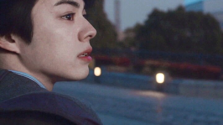 “Đã qua rất lâu, cuối cùng tôi cũng nguyện ngẩng đầu nhìn, em vẫn là của tôi, của tôi, của tôi”
