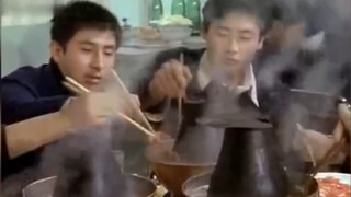 80年代北京土豪吃火锅的真实影像，涮羊肉喝啤酒，真令人羡慕