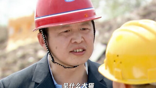 无良开房商老板强拆村民房屋遭到女孩阻拦，最终没想到女孩是自己失散多年的女儿 #一个片段看完了整部电影