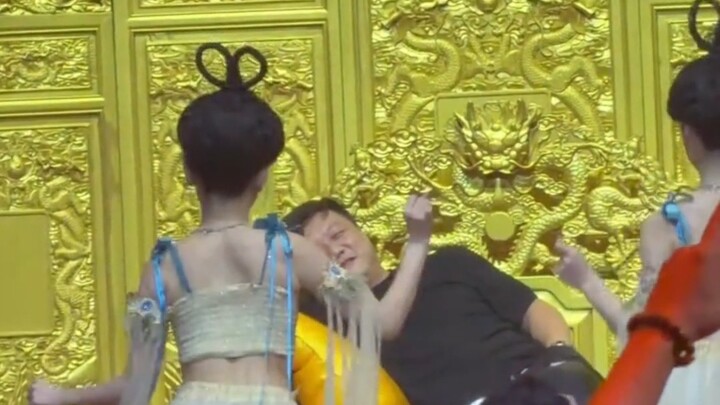 رقصة الكرسي الملكي في حفل تشونغتشينغ تشينغيو