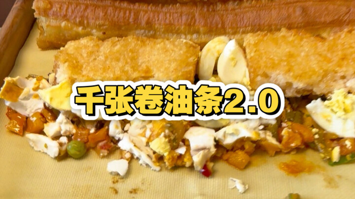 Seorang warga Tianjin mencicipi gulungan kembang tahu dan cakwe dari Anhui untuk kedua kalinya